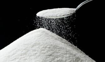 ۷ بلایی که شکر بر روی بدن می‌آورد