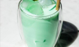 چگونه با اسانس طبیعی نعناع و پودر کاکائو یک نوشیدنی شکلاتی-نعناعی حرفه‌ای بسازیم