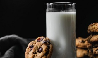 چرا برخی کلوچه‌ها پس از پخت ترک می‌خورند؟